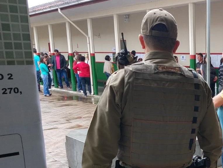 Polícia Militar é responsável pela segurança nos locais de votação, como a Escola de Educação Básica Holando Marcelino Gonçalves. | Foto Fabio Junkes/OCP News