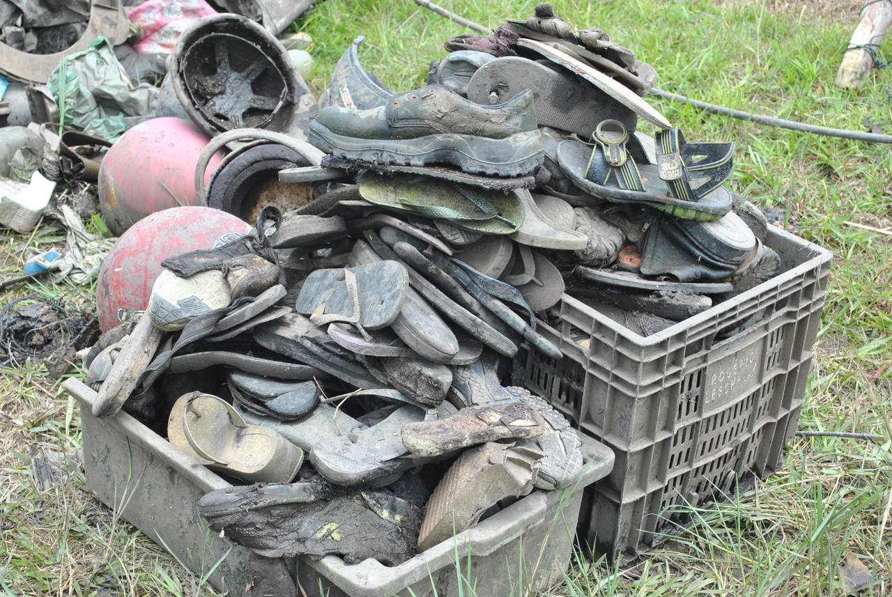 186 unidades de calçados masculinos, femininos e de crianças foram parar no rio Iririú-Guaçu | Foto Divulgação