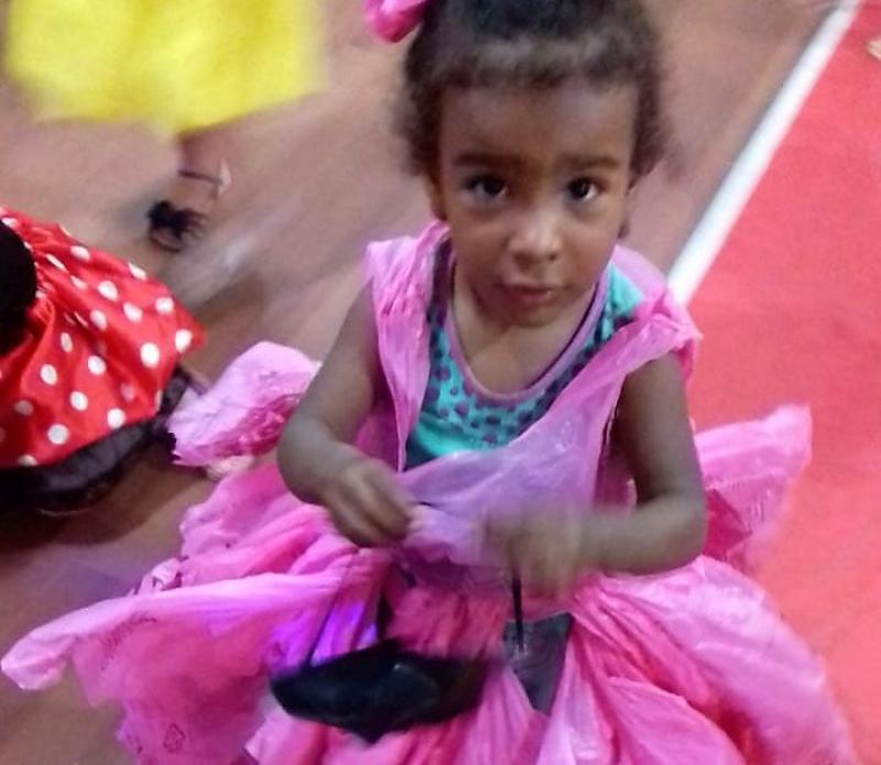 Samira ganhou um lindo vestido rosa, feito com sacolas pelo pai e realizou o sonho de ir vestida de princesa para a escola | Foto Divulgação/Reprodução/Gazeta de São Bento