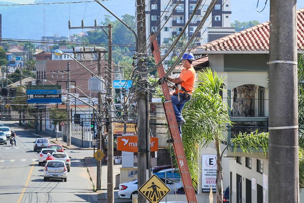 Equipe deve ser direcionada a fiscalização e manutenção de fiação em postes | Foto: Edu Montecino/OCP News