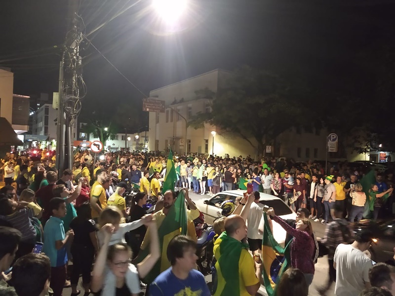 Eleitores comemoram vitória de Jair Bolsonaro e Comandante Moisés, ambos do PSL | Foto Fábio Junkes / OCP News