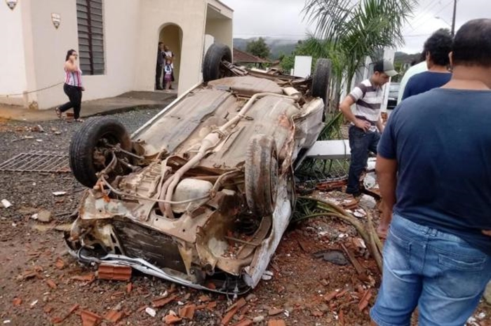 Veículo atravessou o muro e parou no terreno de uma igreja | Foto: Divulgação