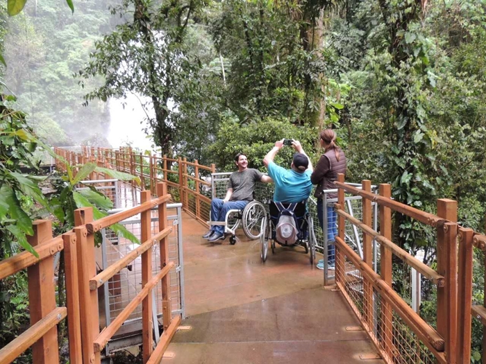 Alves (E) conta que fazia rapel nas cachoeiras antes de ficar paraplégico | Foto: Divulgação/Prefeitura de Corupá