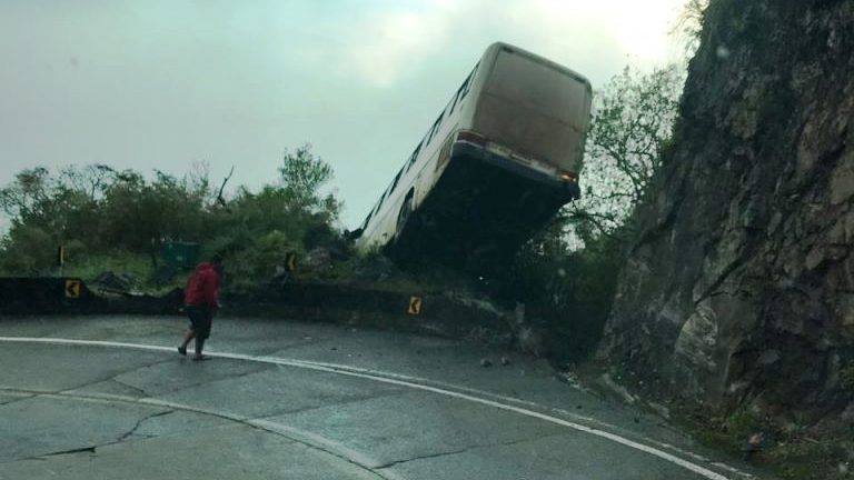 Ônibus ficou pendurado na mureta de proteção | Foto Divulgação/Redes Sociais