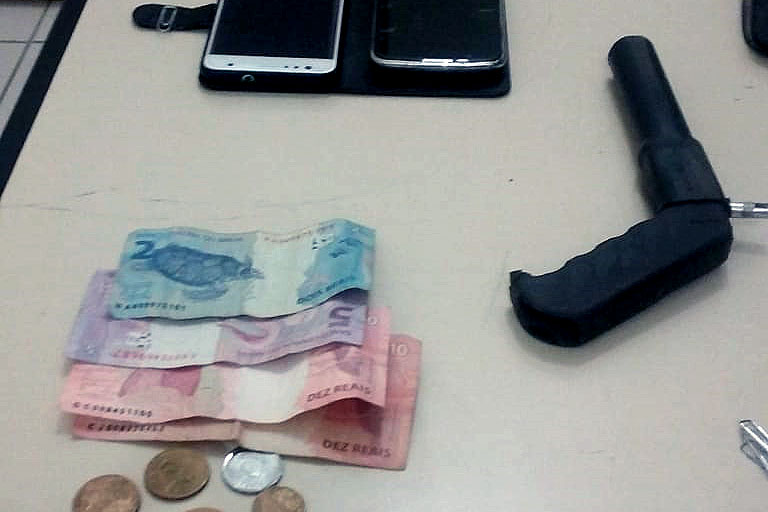 Com o assaltante foram recuperados pouco mais de R$ 27, celulares e uma arma falsa | Foto Divulgação/Polícia Civil de Joinville