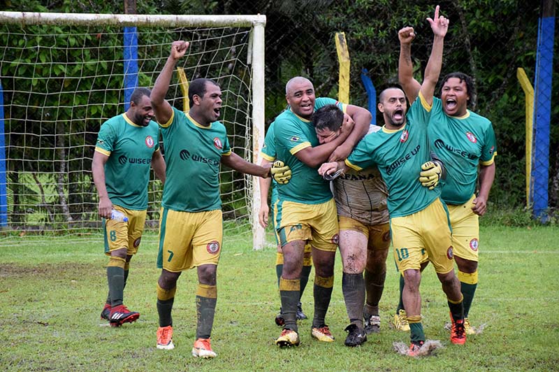 Jogadores do Bafana comemorando a classificação conquistada nos pênaltis sobre o Santo Antônio | Foto: Lucas Pavin/Agência Avante!