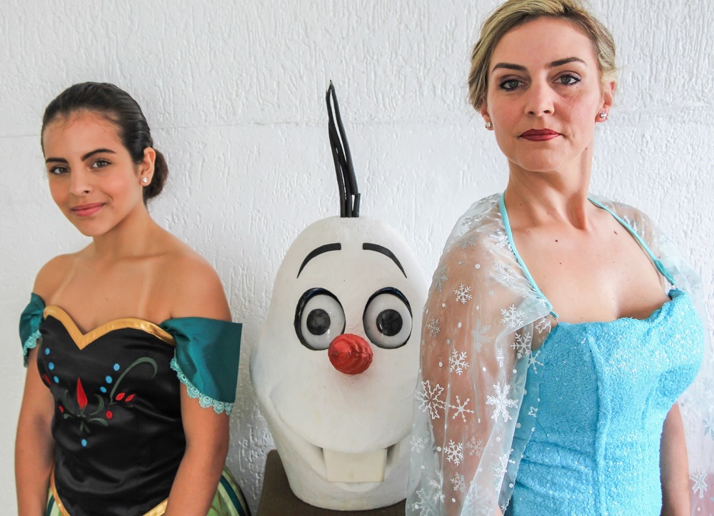 Ana Garvik como Elsa e Amanda Laís Ameida como Anna, as protagonistas de Frozen | Foto Divulgação/Frozen