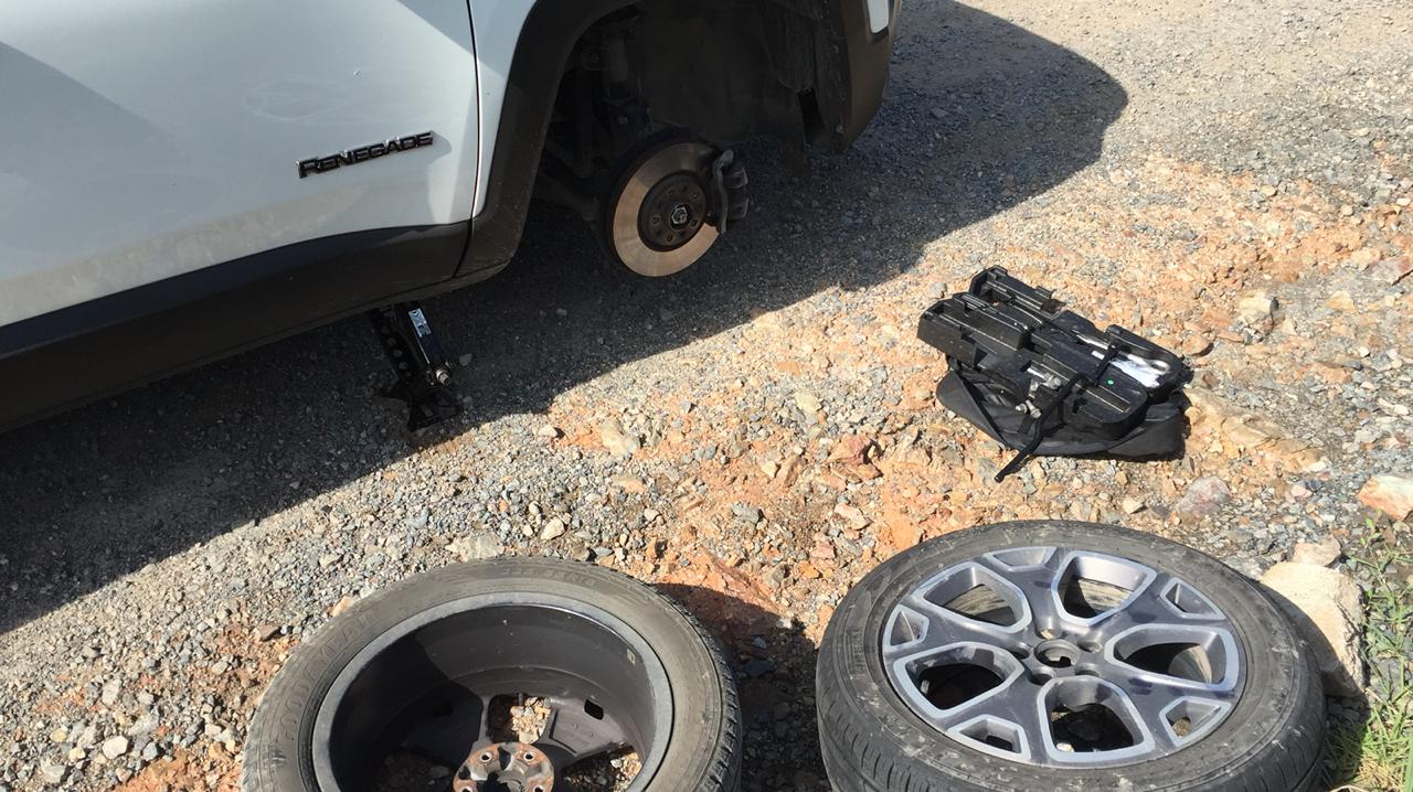 Todos os dias quem passa pela estrada encontra um motorista parado, trocando o pneu estourado pelos buracos | Foto Divulgação