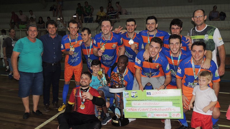 Equipe campeã recebeu o troféu das mãos do prefeito João Carlos Gottardi | Foto Divulgação