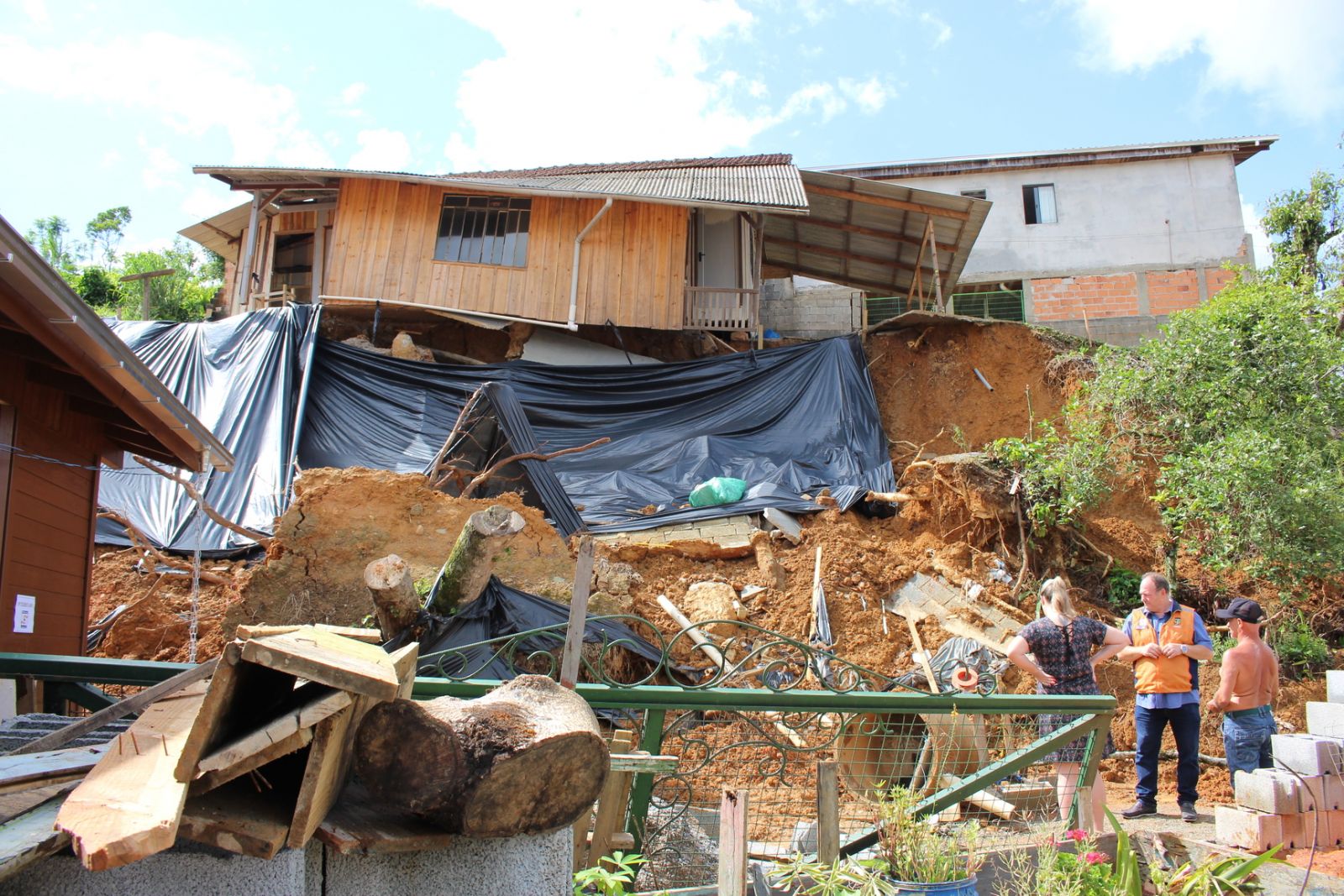 No bairro Santo Antônio, parte de um barranco desmoronou | Foto: Rogério Tallini/PMJS
