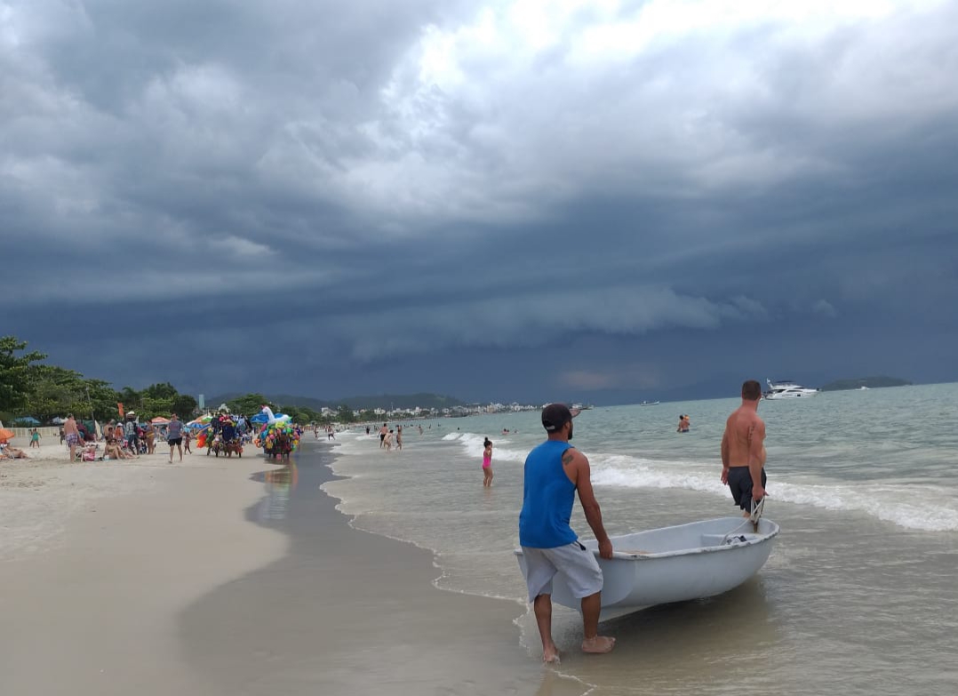 O cenário de temporal no fim do dia já faz parte do histórico manezinho e exige cuidados de quem está na praia  | Foto Renato da Silva
