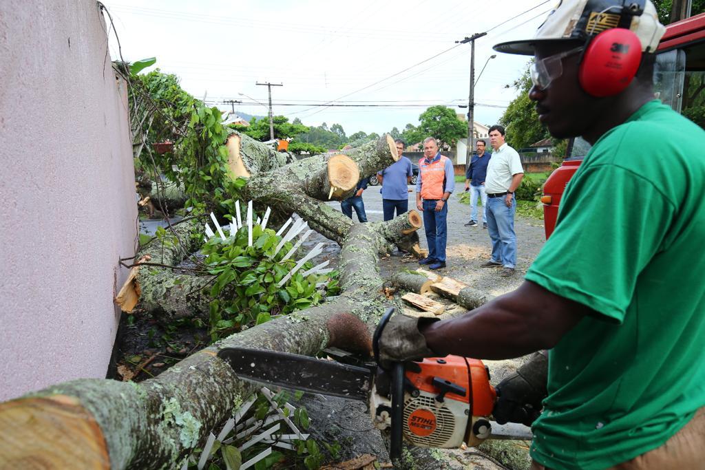 Prefeito Gean Loureiro acompanha trabalho de recuperação dos estragos em Florianópolis | Foto PMF/Divulgação