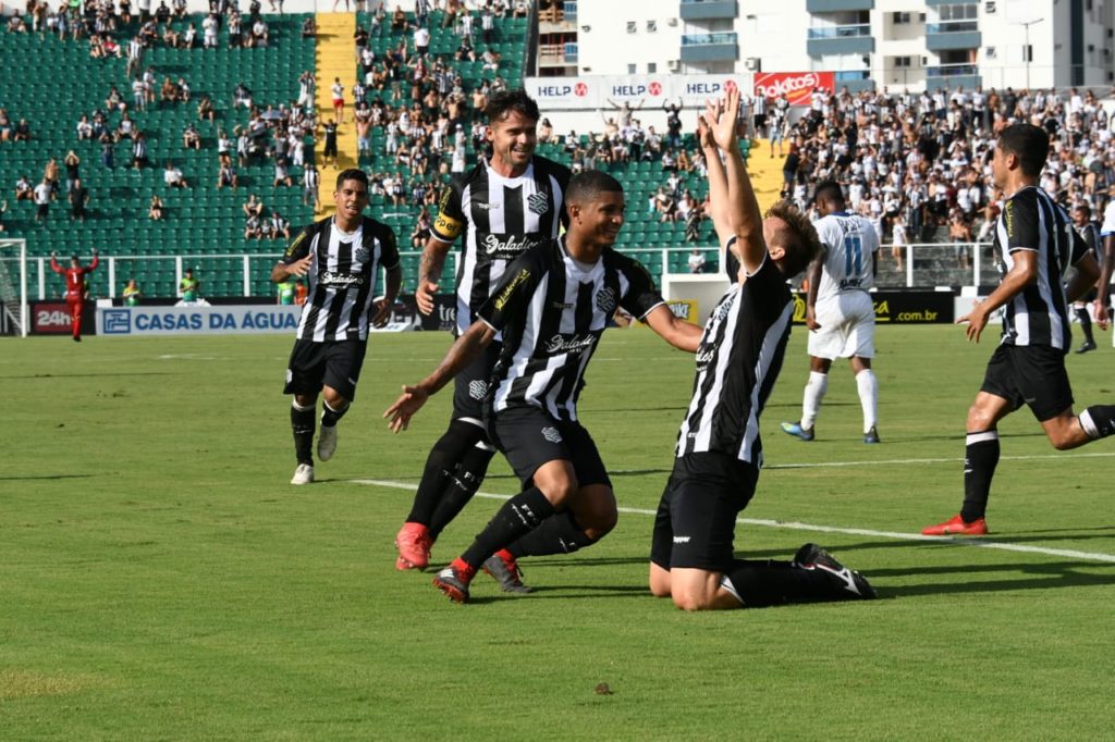 Zagueiro Alemão (D) comemora primeiro gol do Figueira sobre o Tubarãi | Foto Hermes Ferreira/FFC