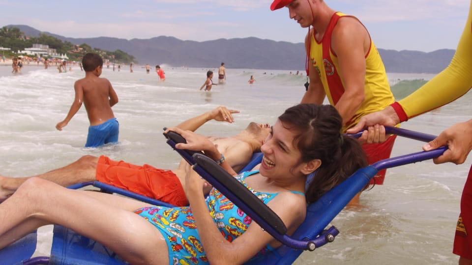 Andreila faz parte do grupo de sete cadeirantes que aproveitou a praia | Foto Leonardo de Sousa PMF/Divulgação