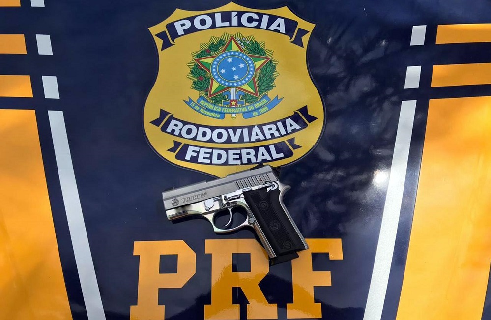 Homem de 51 anos foi preso portando uma pistola calibre 380 carregada com 9 munições | Foto PRF/Divulgação