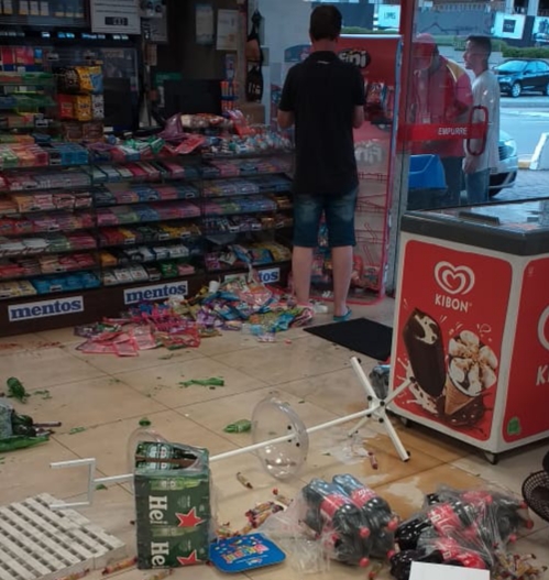 Torcedores destruiram parte da loja de conveniência de posto de combustíveis em Florianópolis | Foto Divulgação