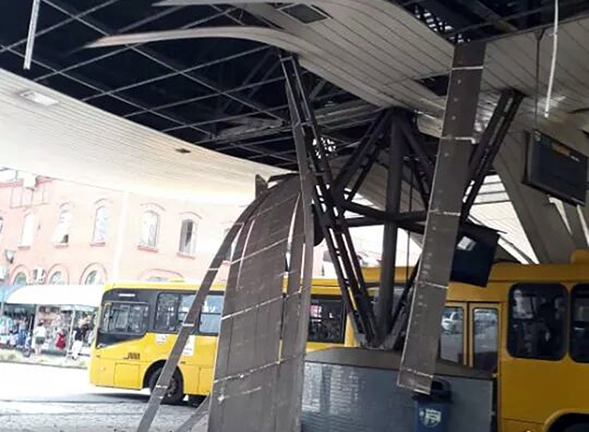Estrutura desabou em cima do ônibus que fazia a linha Centro-Guanabara | Fotos Redes Sociais