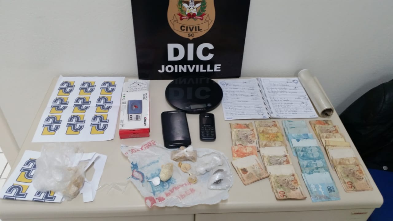 Policiais encontraram drogas, balanças, cadernos com anotações contábeis de tráfico e R$ 3 mil reais provenientes da venda de droga | Foto DIC