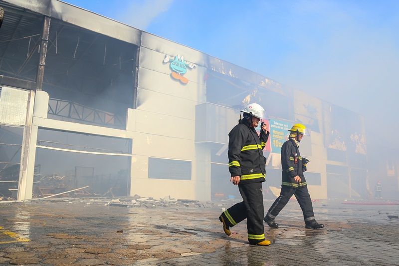 Não foi possível salvar nada da estrutura da loja | Foto: Eduardo Montecino/OCP News