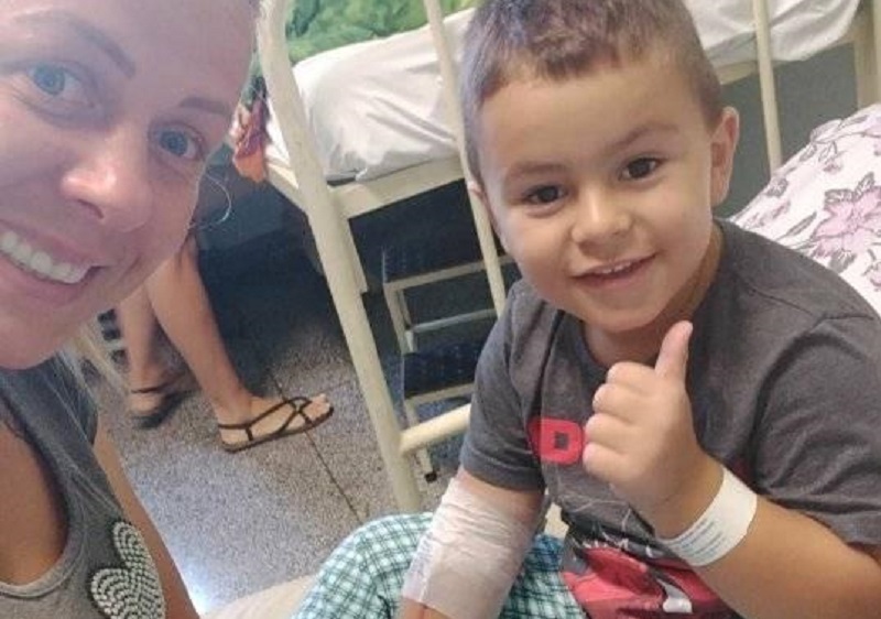 Juliana e o filho Vittor, que ficou cinco dias internado no hospital Jaraguá | Foto Reprodução