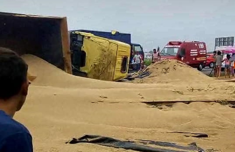 Caminhão carregado de grãos tombou no início da tarde desta terça-feira | Foto Divulgação