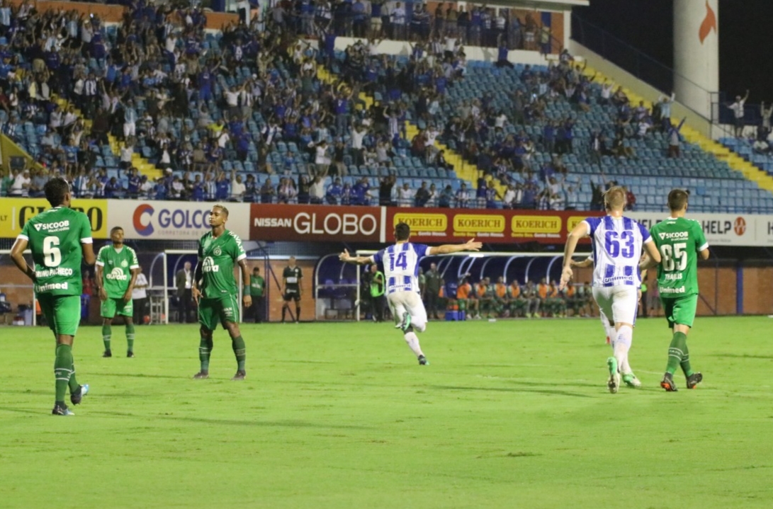 Ricardo (C) comemora gol do Avaí na Ressacada sobre a Chape no turno | Foto Frederico Tadeu/AFC