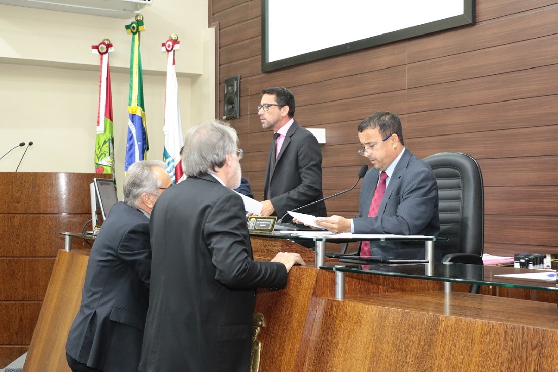 Parecer favorável da procuradoria foi lido pelo presidente  Roberto Katumi (D) | Foto Édio Hélio Ramos/CMF 