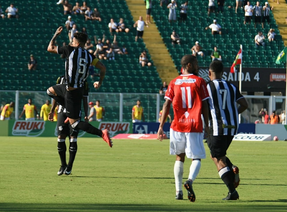 Zé Antônio (E) comemora o primeiro gol do Figueirense | Foto Hermes Bezerra/FFC
