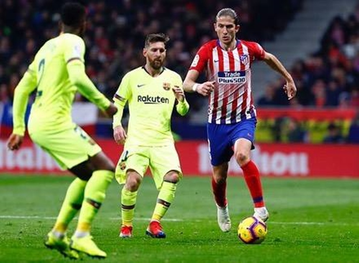 Filipe Luís em ação contra o Barcelona, de Messi, nesta temporada | Foto Divulgação