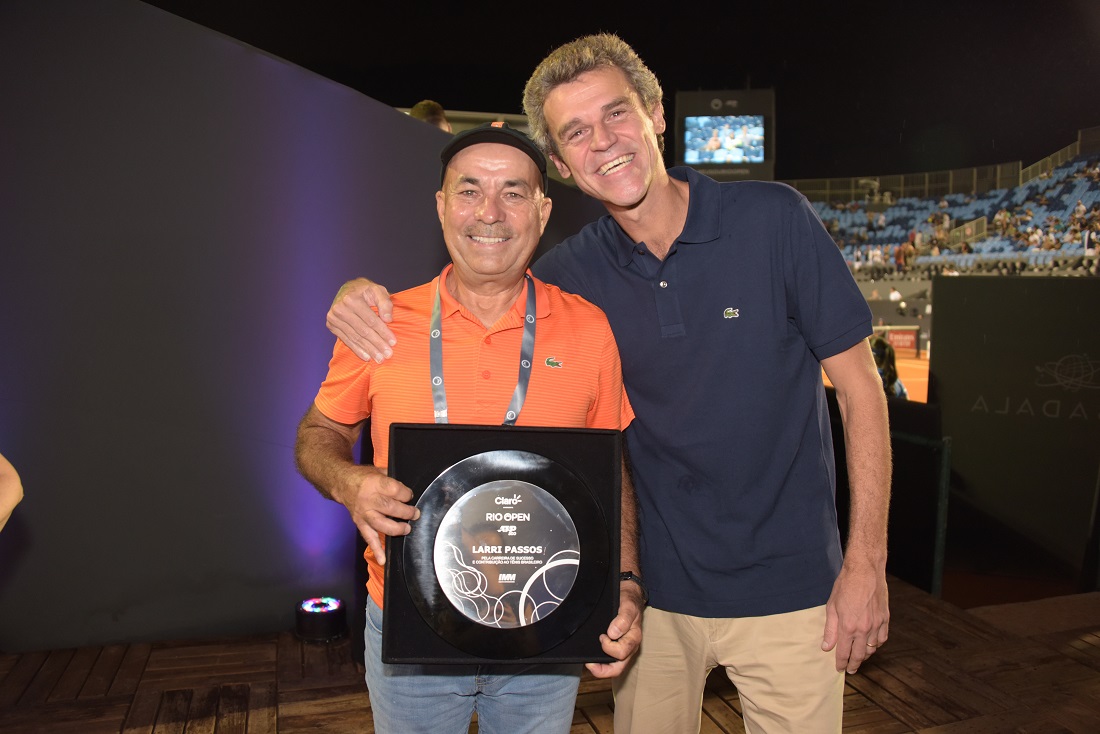 Larri foi homenageado no Rio Open e recebeu abraço de Guga | Foto Rosane Bierkman/Divulgação