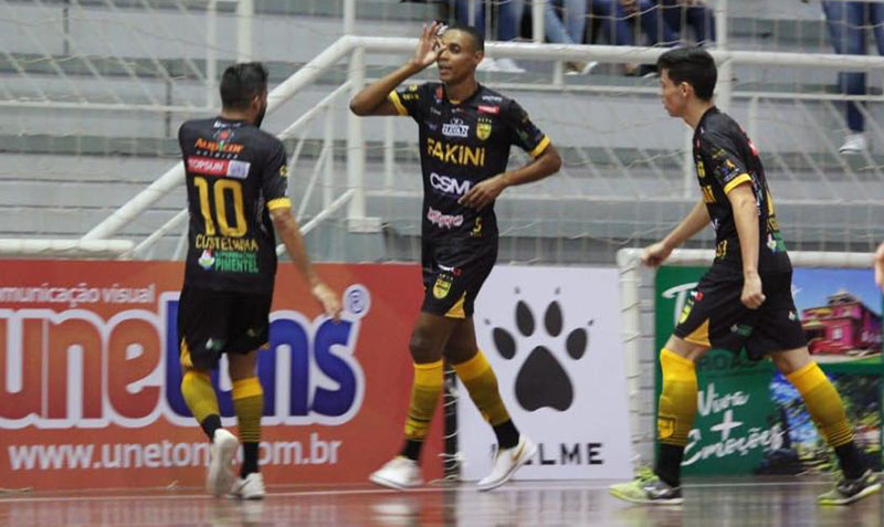 Pivô Daniel (C) marcou mais duas vezes e se isolou na artilharia da competição, com quatro gols | Foto Ariane Tadday