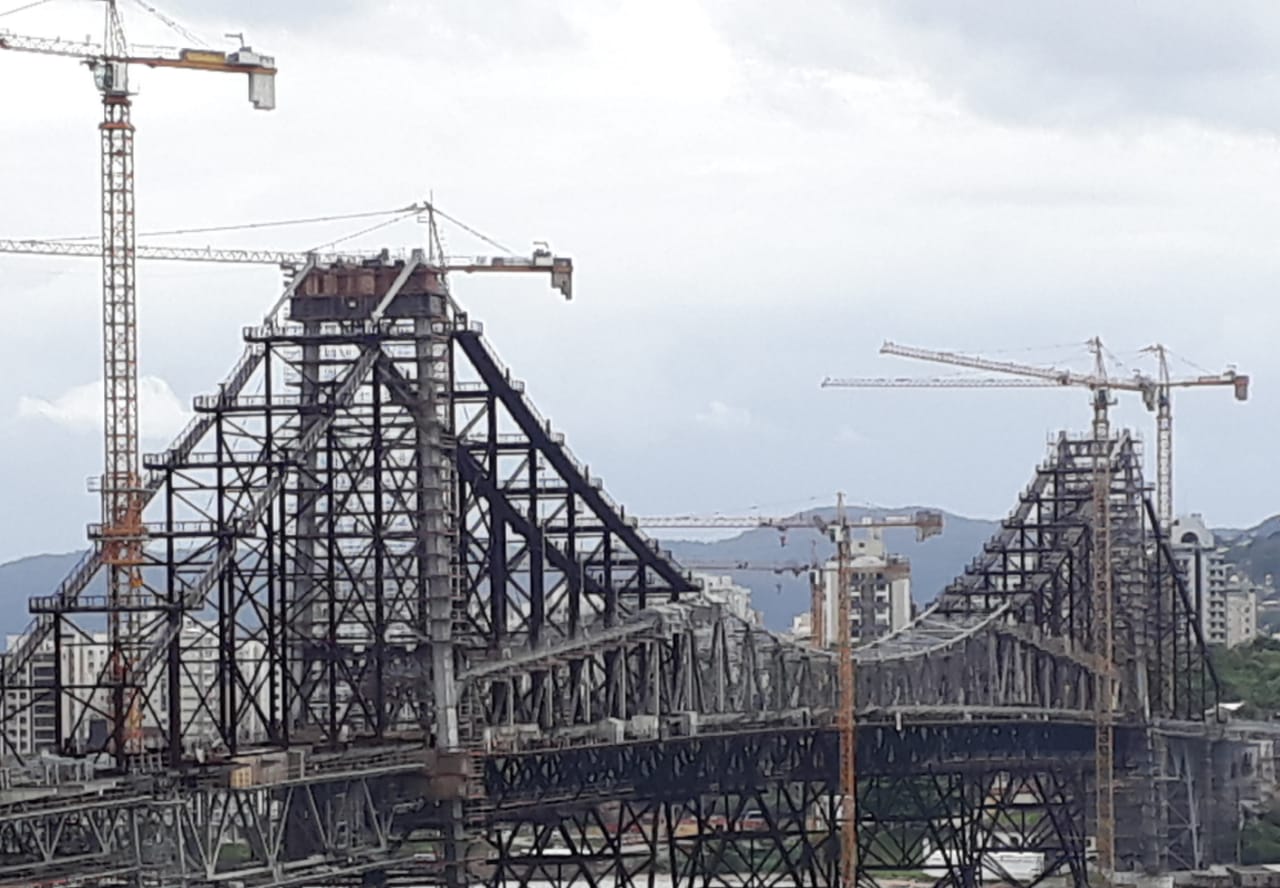 Agora, 80% do peso da ponte, cerca de 1,7 mil tonelada, voltou a ser sustentado pela própria estrutura pênsil | Foto Ewaldo Willerding/OCPNews