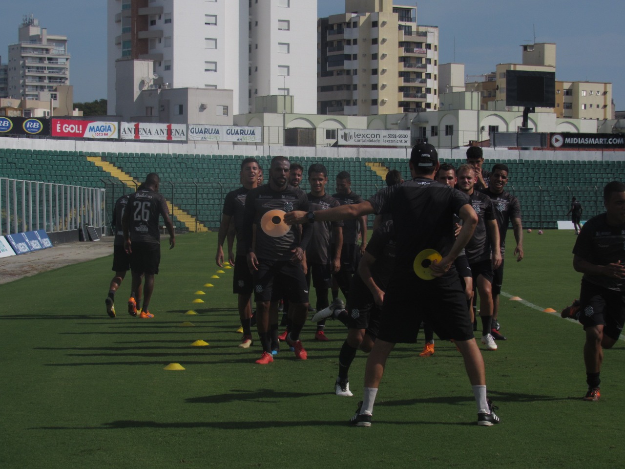 Jogadores do Figueirense buscam caminho para seguir líder do Estadual | Foto Hermes Bezerra/FFC
