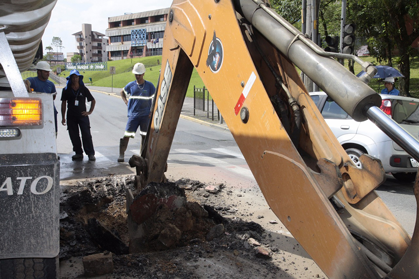 Rompimento foi na rua Aubé, quase em frente à Prefeitura | Foto Divulgação Secom/Prefeitura de Joinville