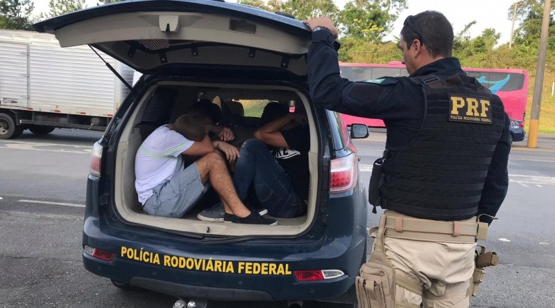 Três homens e uma mulher serão serão levados para a Central de Polícia de São José | Foto PRF/Divulgação