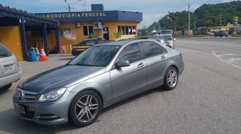 Veículos são do interior de Santa Catarina e estavam com licenciamento vencido e débitos | Foto PRF/Divulgação