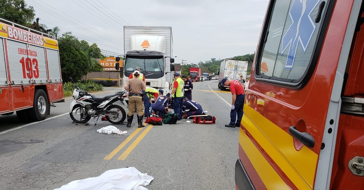 Dois ocupantes de uma moto morreram após colisão na SC-108, na Itoupava Central | Foto Bombeiros