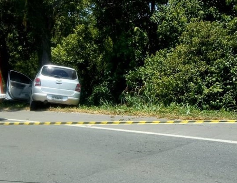 Condutor bateu carro contra uma árvore na tarde desta sexta-feira | Foto Divulgação