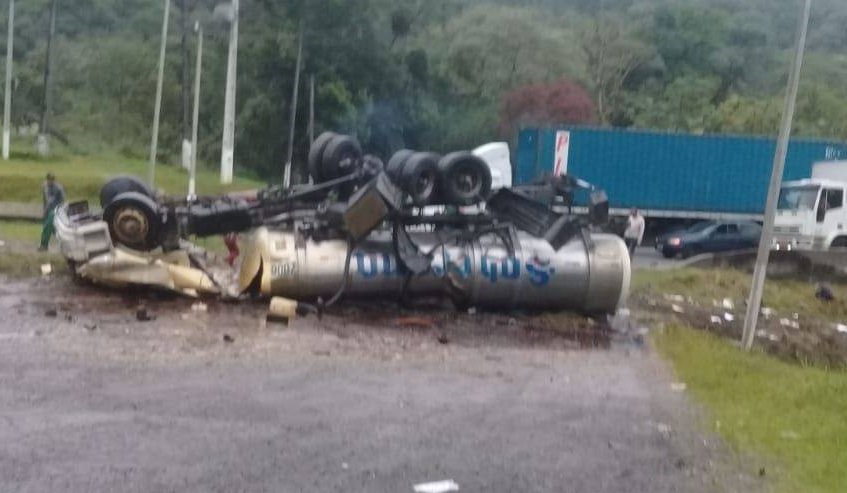 Houve derramamento de produto químico na pista e o tráfego ficou bloqueado no local | Foto PRF/Divulgação