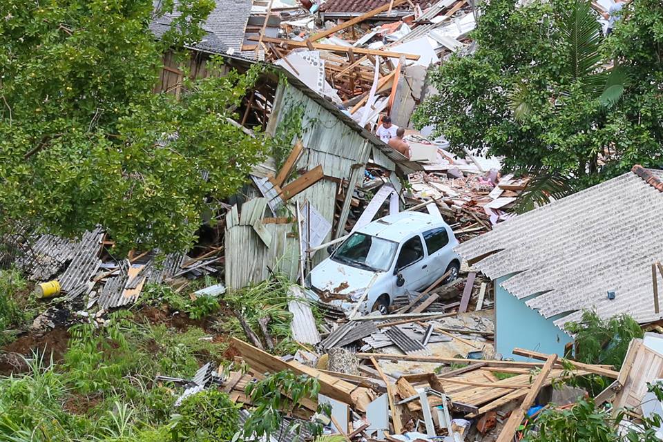 Desmoronamento deixou rastro de destruição na Vila Freitas | Foto Eduardo Montecino/OCP News