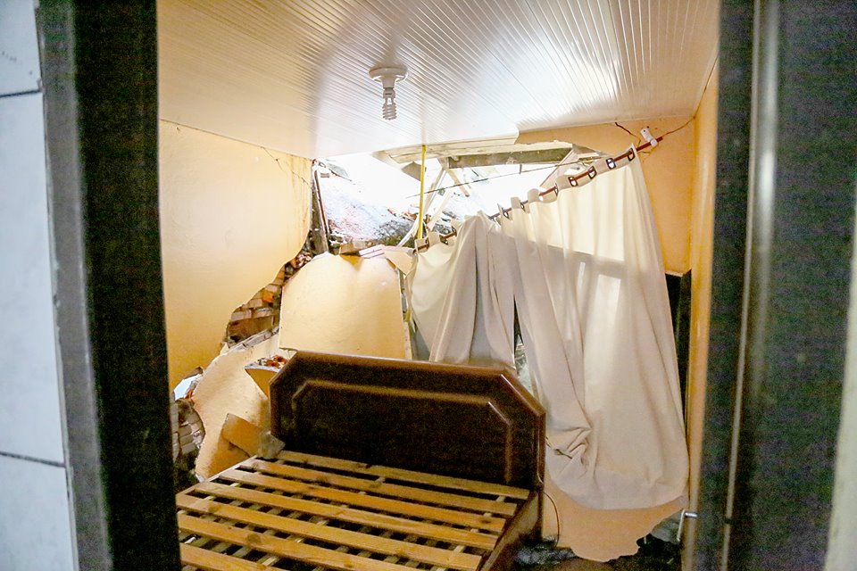 Pedra empurrou cama e parede da casa | Foto: Eduardo Montecino/OCP News