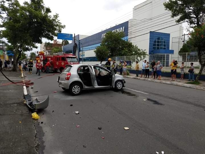 Toyota Etios foi atingido na lateral | Foto: Reprodução Whatsapp/Divulgação
