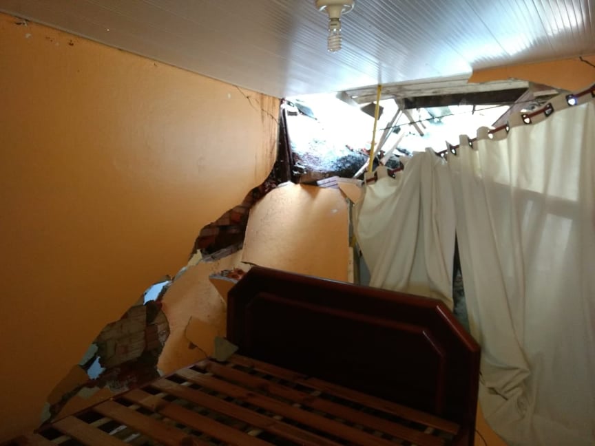 Pedra atingiu quarto de idoso no Boa Vista | Foto: PMJS/Divulgação