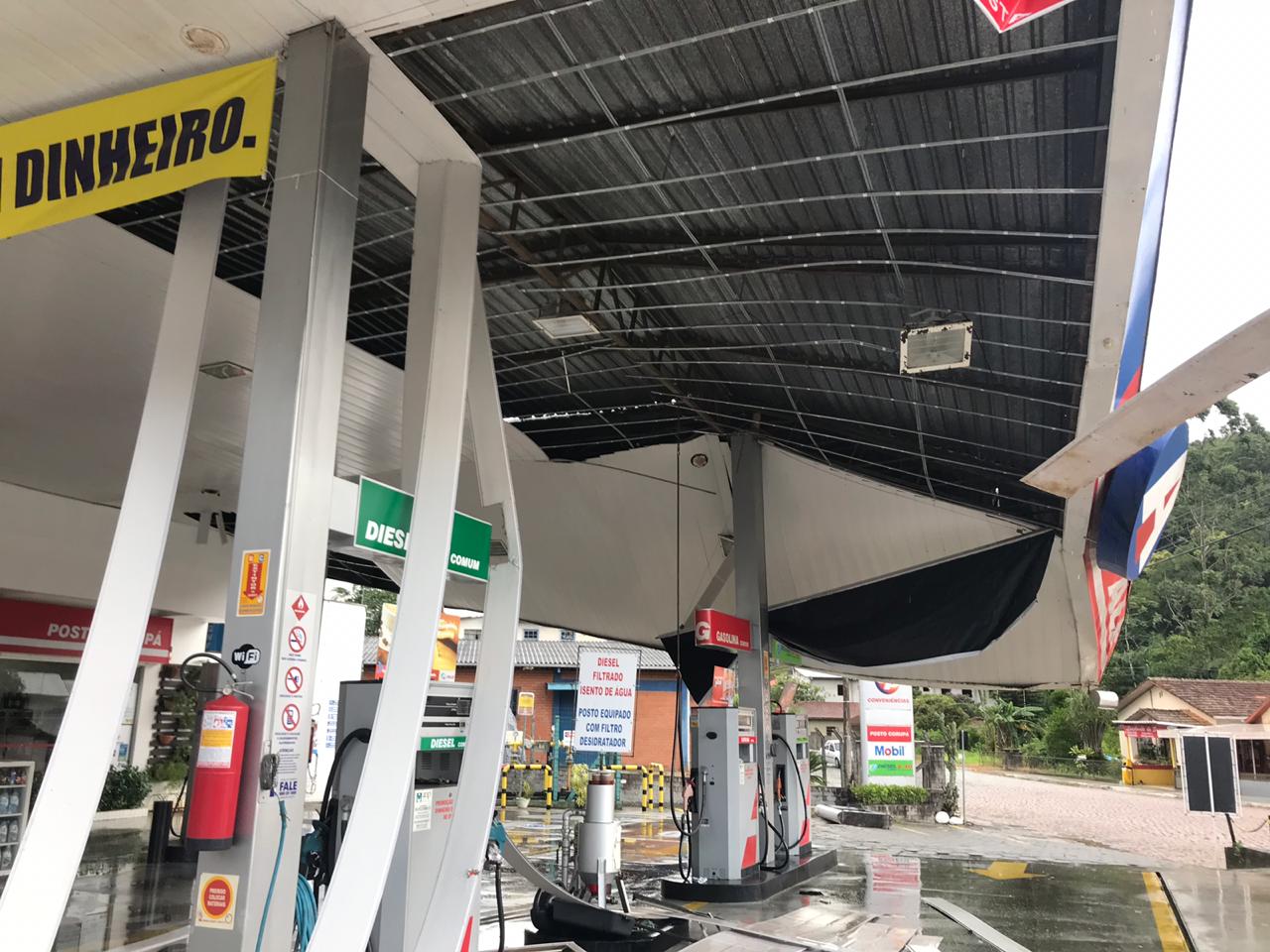 Parte da cobertura de um posto  de gasolina em Corupá desabou na tarde deste domingo | Foto Divulgação