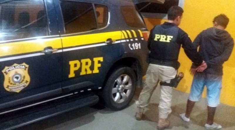 Procurado pelos crimes de receptação, roubo e associação criminosa foi preso pela PRF | Foto Divulgação/PRF