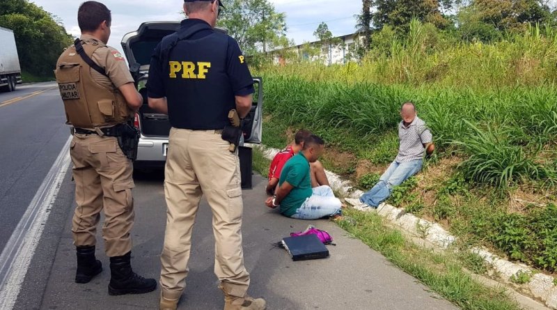 Assaltantes fugiram em um carro, mas foram abordados na BR-280 na tarde desta terça-feira | Foto Divulgação/PRF