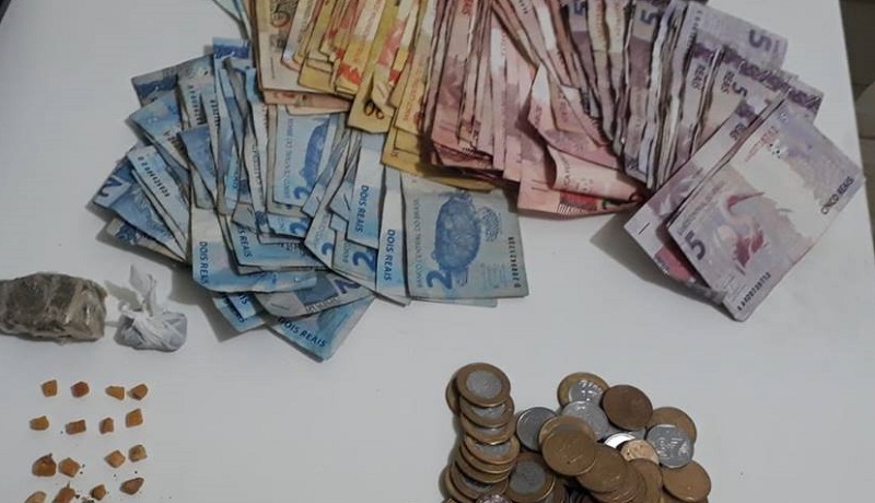 PM aprendeu droga, celular e uma quantidade em dinheiro | Foto PM/Divulgação