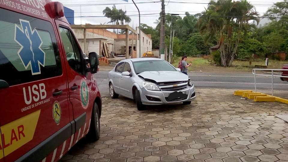 Batida entre dois carros ocorreu nas proximidades do sinaleiro | Foto: CBVS/Divulgação