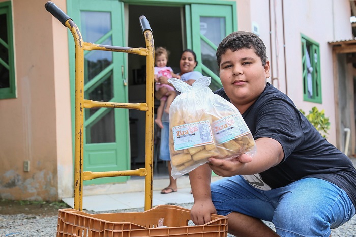 João sai para vender bolachas, enquanto a mãe fica em casa cuidando da filha de 2 anos | Foto Eduardo Montecino/OCP News