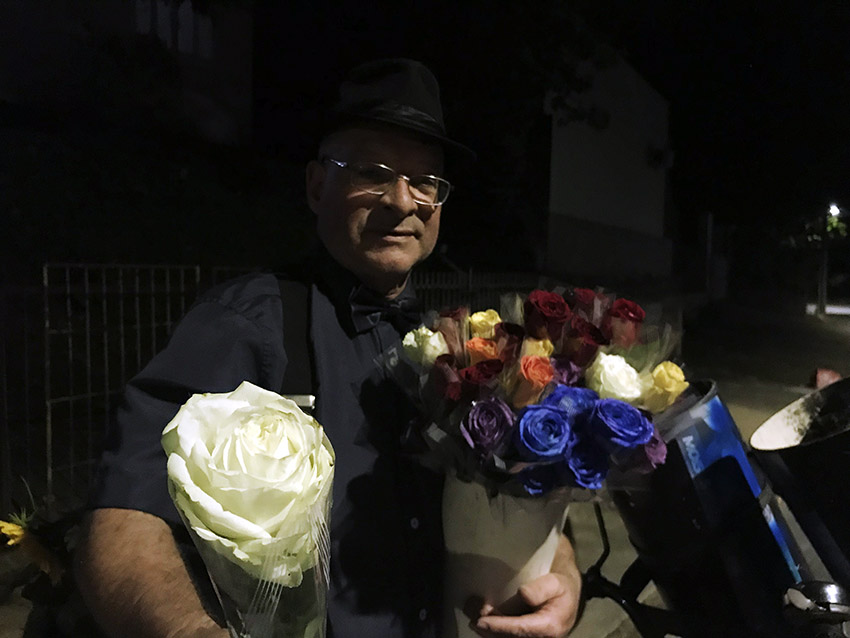 Pedro Bezerra Neto ficou conhecido como o Senhor das Flores por percorrer as ruas de Joinville vendendo rosas |  Foto Windson Prado/OCP News